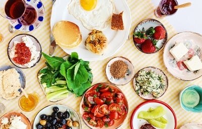 Mesa con diferentes preparaciones de desayuno