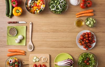 Varios ingredientes para armar una ensalada balanceada Varios ingredientes para armar una ensalada balanceada