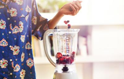 Los smoothies se pueden preparar en una licuadora portátil o tradicional Los smoothies se pueden preparar en una licuadora portátil o tradicional