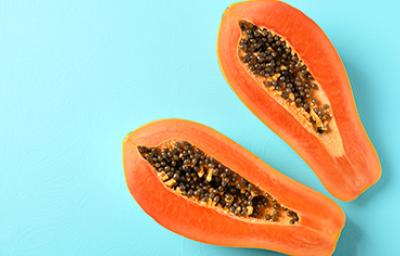 Papaya con semillas en mitades   