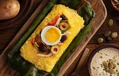 Plato con tamales dulces y salados envuelto en hoja de maíz Plato con tamales dulces y salados envuelto en hoja de maíz