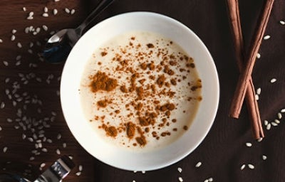 Una receta de arroz con leche tradicional, con canela espolvoreada. 
