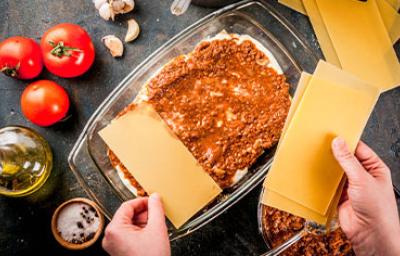 La salsa bechamel se usa con frecuencia para preparar lasañas. La salsa bechamel se usa con frecuencia para preparar lasañas.