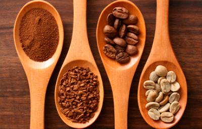 Cucharones de madera con café en polvo y grano Cucharones de madera con café en polvo y grano