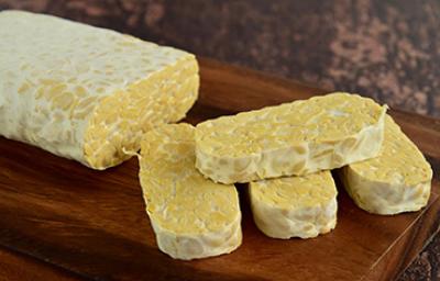 Tempeh, una carne vegetal, sobre una mesa de madera.