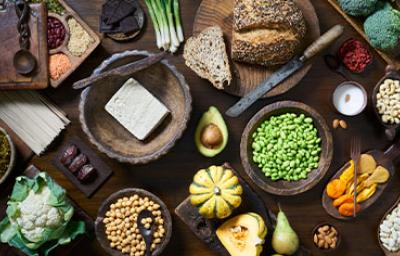 El tofu, los granos y las verduras son comidas veganas muy conocidas. Tofu, granos, semillas y verduras servidas en una mesa, comidas veganas que se suelen usar.