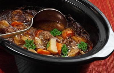 Estofado de carne y verduras siendo preparado en una olla de cocción lenta. Estofado de carne y verduras siendo preparado en una olla de cocción lenta.