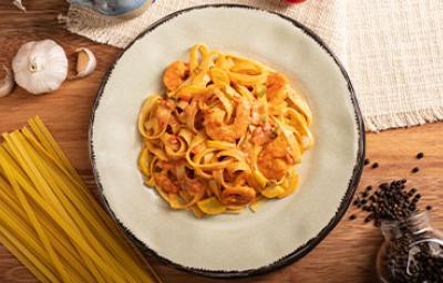 Plato de pasta con camarones, tomate, ajo y pimienta comida italiana Plato de pasta con camarones, tomate, ajo y pimienta comida italiana