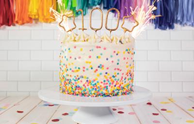 Torta de cumpleaños con chispas de colores y vela Torta de cumpleaños con chispas de colores y vela