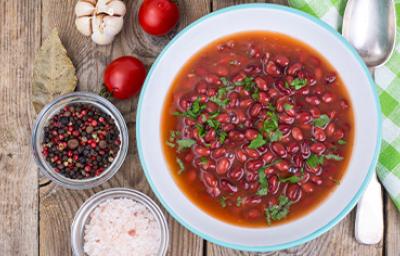 Plato con frijoles, uno de los alimentos enlatados más comunes. 