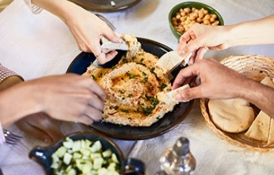 El hummus es una comida árabe muy popular.