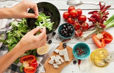  Aceite de oliva, queso, frutas cítricas y tomates para una ensalada griega, una comida mediterránea