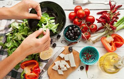 Diferentes ingredientes para preparar ensalada receta alimentación balanceada 