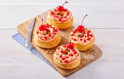 Donas decoradas con cerezas frescas Donas decoradas con cerezas frescas