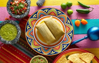 Tamales sobre una mesa, un plato común en los libros de cocina de América Latina. 