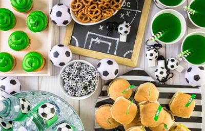 Mesa con snacks fáciles para ver fútbol. Mesa con snacks fáciles para ver fútbol.