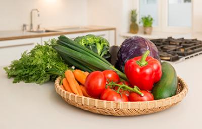 Diferentes vegetales en canasto de cocina clasificación alimentos Diferentes vegetales en canasto de cocina clasificación alimentos