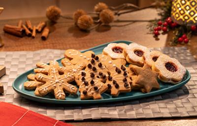 Galletas, un snack navideño popular, en forma de estrellas, árboles y copos de nieve. Galletas, un snack navideño popular, en forma de estrellas, árboles y copos de nieve.