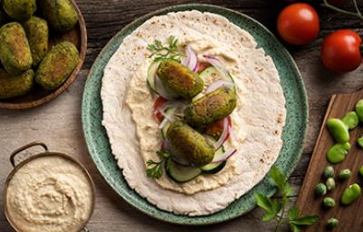El falafel es una comida libanesa que se consume en todo Medio Oriente. Falafel con verduras, tahini y pan pita, una comida libanesa tradicional.