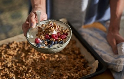 Plato con yogurt, frutas y granola 