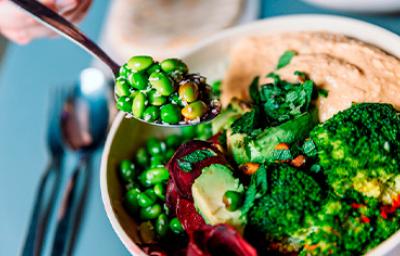 Bowl vegetariano con hummus, edamames y brócoli.
