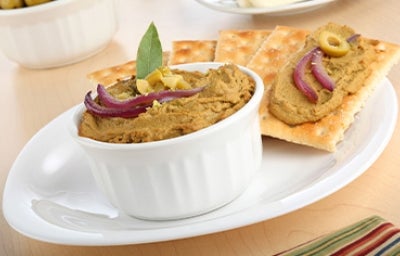 Paté de pollo, servido con galletas para untar. 