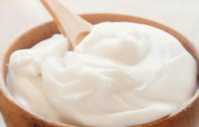 El yogurt griego es más cremoso y suave que su versión común Cuenco de madera con yogurt griego de coco hecho en casa