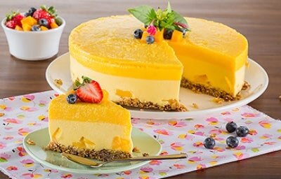 Una mousse de mango decorada con otras frutas, un postre delicioso. 