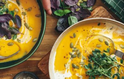 Las sopas frías en crema se sirven como entrada o plato principal Tres tazones de sopa fría decorados con hierbas frescas