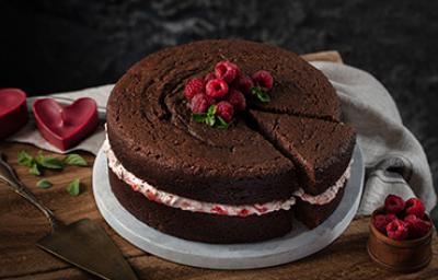 Los naked cakes suelen tener varios niveles para poder jugar con sus capas. Naked cake de chocolate y frambuesas.