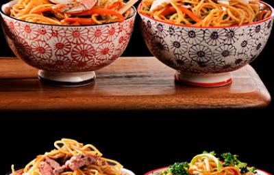 Yakisoba es versátil y se puede agregar diversos ingredientes Cuatro bows de yakisoba preparados de diferentes maneras