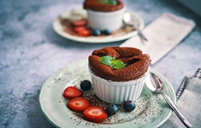 Soufflé de chocolate con fresas y mora azules