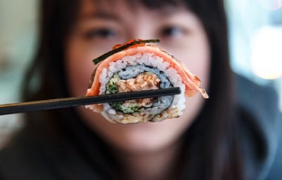 Comida asiática, rollo de sushi Comida asiática, rollo de sushi