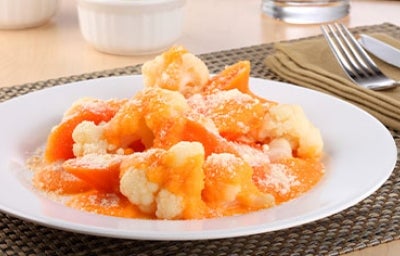 Plato de receta con coliflor y salsa de zanahoria 