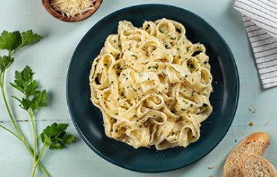 Plato de fetuccini con salsa Alfredo Plato de fetuccini con salsa Alfredo
