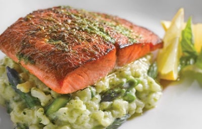 Qué hacer de comer Salmón en finas hierbas y risotto de espinaca 