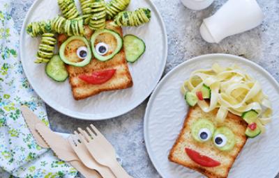 Sándwich decorado con pasta y verdura, comida para fiesta infantil