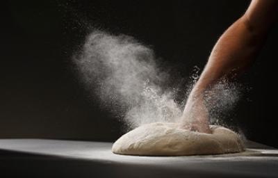 Tipos de masa en repostería, persona amasando Tipos de masa en repostería, persona amasando