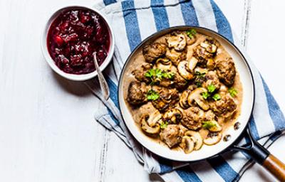 Carne en salsa de champiñones y perejil en una sartén
