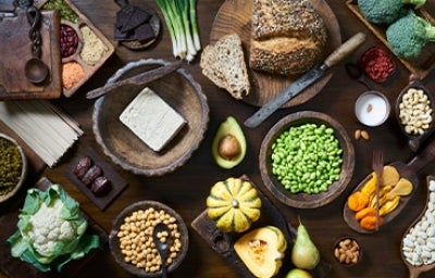 Diferentes comidas con todos los tipos de nutrientes que existen en los alimentos