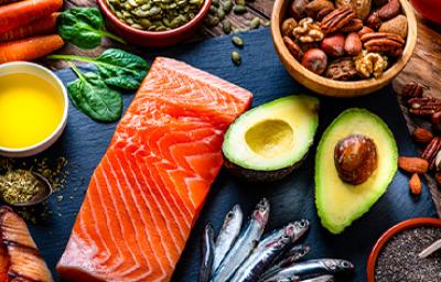 Aceite, salmón, aguacate, entre otras fuentes alimenticias de los diversos tipos de grasas