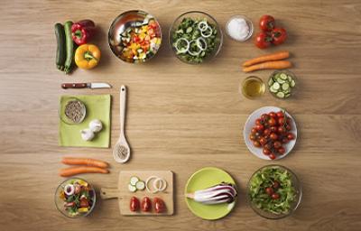 Mise en place con ingredientes, tabla de cortar, cuchillos y aceites