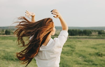 Una mujer disfrutando de la conexión con la naturaleza