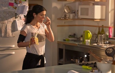 Una mujer comiendo una receta antes de empezar su meditación