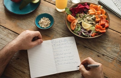 Una persona siguiendo una alimentación balanceada por su autocuidado