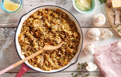 Arroz con champiñones en plano cenital en una vasija blanca, uno de los tipos de arroz