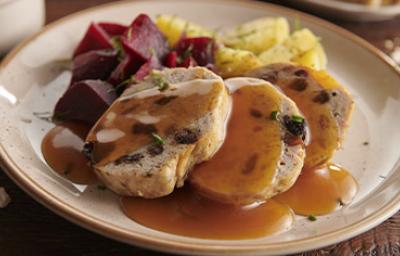 Carne rellena en salsa acompañada de remolacha y papas hervidas