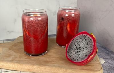 Fruta del dragón partida por la mitad y receta de bebida