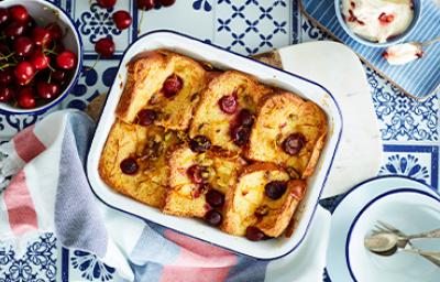 Budín de pan con cerezas, hecho con pan duro y reutilizado Budín de pan con cerezas, hecho con pan duro y reutilizado