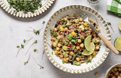 Ensalada de quinoa, limón y maíz, un plato frío en un fondo blanco